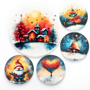 Könnte beinhalten: Ein Set aus fünf runden Keramiktellern mit farbenfrohen weihnachtlichen Illustrationen. Die Motive zeigen ein verschneites Dorf mit Tannenbäumen, einen geschmückten Weihnachtsbaum, eine goldene Glocke, einen Wichtel mit roter Mütze und einen herzförmigen Baum.