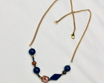 handgemaakte goudkleurige ketting met blauwe en bruine kralen