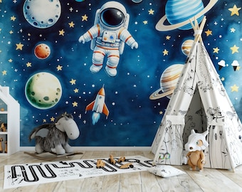 Puede incluir: Una habitación infantil con un mural con temática espacial que presenta planetas, estrellas y un astronauta. Una tienda tipi blanca con diseños florales se encuentra cerca de una alfombra con un diseño de carretera.