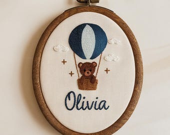 Aro bordado a mano con el nombre del bebé: Oso en globo aerostático, decoración para la habitación del bebé.