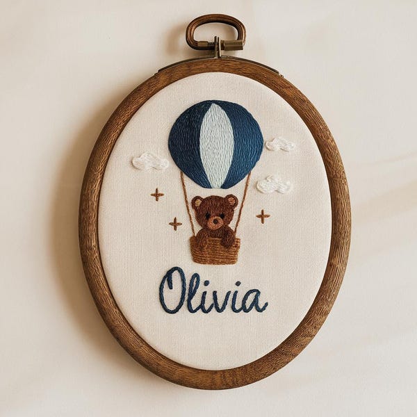 Cerceau prénom brodé à la main : ours en montgolfière, décoration de chambre d'enfant