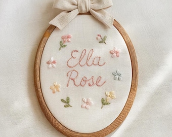 Letrero bordado con el nombre del bebé: Aro de bordado para baby shower