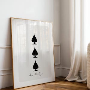 Oh So Lucky 3 of Spades poster - zwart-wit speelkaart kunst aan de muur - minimalistische print - modern neutraal decor - kaart citaat kunst