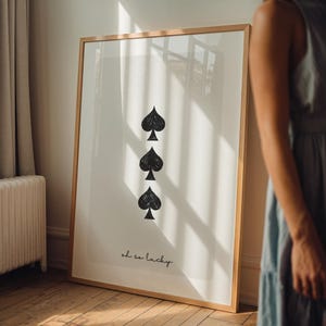 Oh So Lucky 3 of Spades poster - zwart-wit speelkaart kunst aan de muur - minimalistische print - modern neutraal decor - kaart citaat kunst