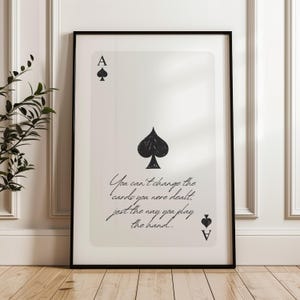 Impressão de Ás de Espadas para Trocar as Cartas, Pôster de Carta de Baralho, Decoração Neutra para Casa, Preto e Branco Monocromático, Presente com Citação Inspiradora