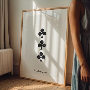 Plakat Lucky You 3 of Trefl - Czarno-biała sztuka ścienna do gry w karty - Minimalistyczny cytat - Nowoczesny neutralny wystrój - Sztuka prezentu w postaci karty