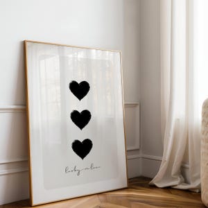 Póster "Suerte en el Amor" del 3 de Corazones - Arte mural de naipes en blanco y negro - Impresión con cita minimalista - Decoración romántica neutra - Arte con naipes de amor
