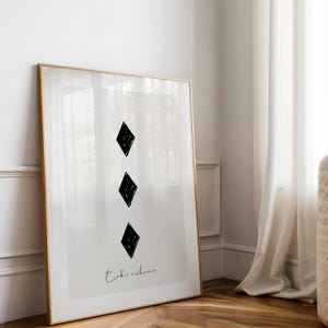 Take a Chance 3 of Diamonds-print – zwart-witte speelkaartkunst – poster met minimalistische quote – moderne neutrale muurdecoratie