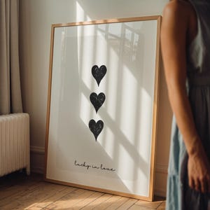 Lucky in Love 3 of Hearts Poster - Monochrome Spielkarte Wandkunst - Minimalistischer Zitat Druck - Romantisch Neutrales Dekor - Liebeskarten Art