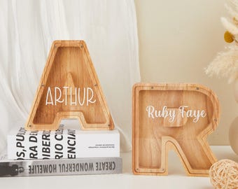 Alcancía de madera con letras, hucha de madera, hucha con inicial personalizada, hucha con nombre, regalo para niño, regalo para bebé