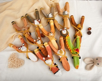Fionda in legno personalizzata fatta a mano a forma di animale con palline di pompon, fionda giocattolo dipinta a mano, fionda in legno personalizzata, fionda per animali