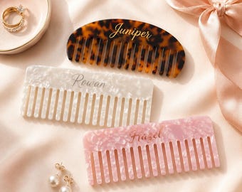 名入れ刻印入りワイドトゥースアセテートコーム、カスタムネームヘアアクセサリー、ブライズメイドギフト、ハンドメイドトラベルヘアコーム、ブライダルギフトアイデア