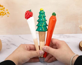 Matita intagliata a forma di albero di Natale fatta a mano, penna in legno di tiglio, penna intagliata, testa di animale, regali per bambini, regalo di compleanno, regalo personalizzato