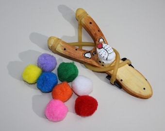 Fionda in tiglio intagliata a mano con munizioni in feltro - Giocattolo da esterno con nome inciso personalizzato per bambini e adulti, regalo ecologico