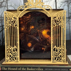 Puede incluir: Un diorama de madera cortado con láser que representa una escena nocturna con un cielo estrellado, una luna y una pequeña casa. El diorama está enmarcado por puertas caladas ornamentadas y una parte superior decorativa. Las palabras "DIGITAL FILE ONLY" están en rojo en la parte superior.