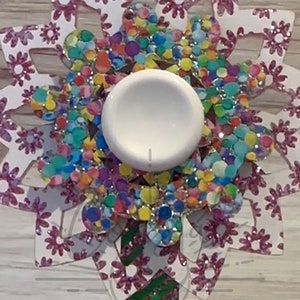 Puede incluir: Una flor de papel blanca con detalles de purpurina rosa y un centro de confeti de colores. La flor está unida a un palo rayado verde y rosa. El texto "DIGITAL FILE ONLY" es visible en la parte superior de la imagen.