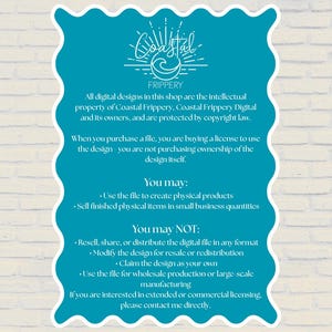 Puede incluir: Un letrero rectangular de color verde azulado con un borde blanco festoneado que presenta el logotipo de Coastal Frippery y texto blanco que describe las pol&iacute;ticas de uso de dise&ntilde;os digitales, derechos de propiedad y licencias.