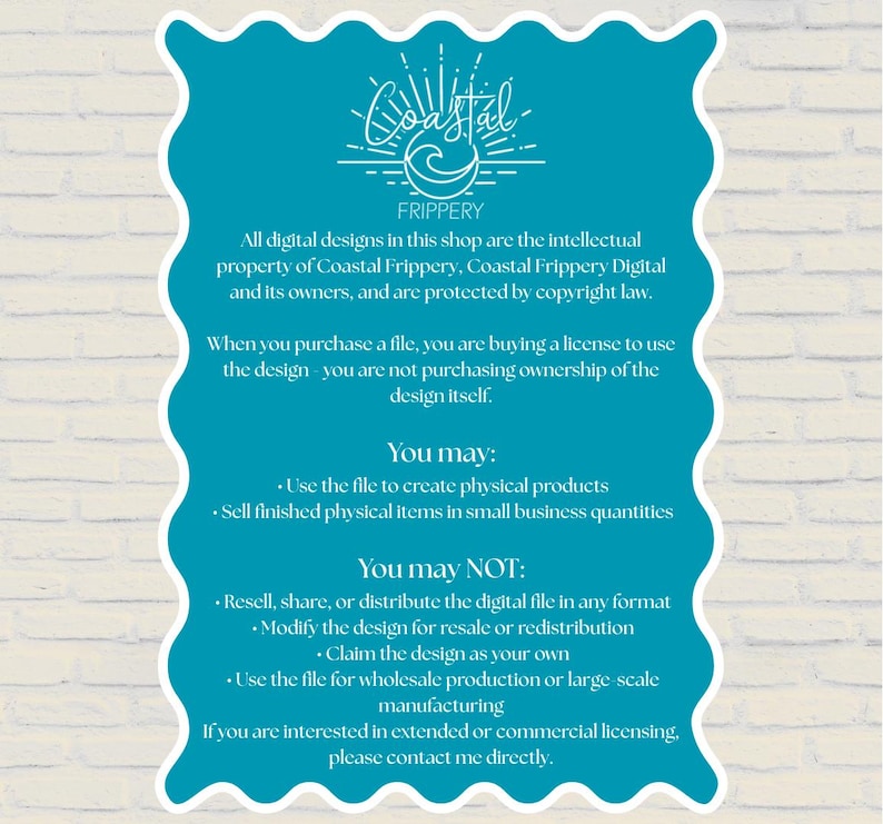 Puede incluir: Un letrero rectangular de color verde azulado con un borde blanco festoneado que presenta el logotipo de Coastal Frippery y texto blanco que describe las pol&iacute;ticas de uso de dise&ntilde;os digitales, derechos de propiedad y licencias.