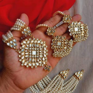 Handgefertigte Kundan Anhänger-Medaillon Set | Pakistanische traditionelle Blumen Locket Set mit Ohrringen | Lange Perle Locket Set | Stein Zirkon Arbeit
