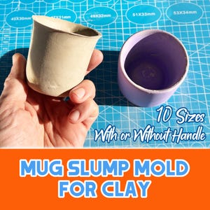 Peut inclure: Un mug en céramique beige tenu dans une main, à côté d'un mug violet. Le texte sur l'image indique "10 tailles avec ou sans poignée" et "MOULE DE CHUTE DE MUG POUR L'ARGILE". Les tasses sont sur une surface bleue avec des mesures.