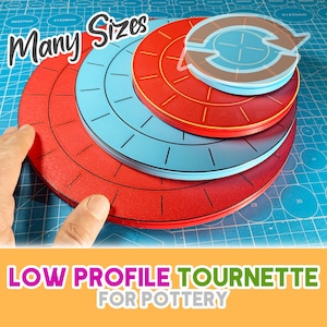 Könnte beinhalten: Ein Stapel roter und blauer Keramik-Drehscheiben mit dem Text "Many Sizes" und "LOW PROFILE TOURNETTE FOR POTTERY". Die Drehscheiben sind kreisförmig mit Linien an den Rändern. Eine Hand berührt die größte Drehscheibe.