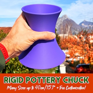 Pode incluir: Um mandril de cerâmica rígido roxo é segurado em uma mão. O mandril tem uma base e um topo alargados com uma cintura estreita. O texto "RIGID POTTERY CHUCK" é exibido em verde, com "Many Sizes up to 40cm/15.7" + Free Customization!" abaixo.