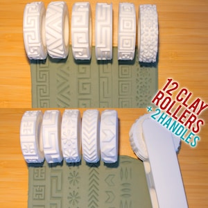 Peut inclure: Douze rouleaux en argile blanche avec différents motifs en relief, plus deux poignées blanches. Les rouleaux sont disposés en deux rangées de six, avec les poignées sur le côté droit de l'image. Les rouleaux sont sur une surface verte avec les mêmes motifs en relief. Le texte "12 CLAY ROLLERS + 2 HANDLES" est dans le coin supérieur droit de l'image.