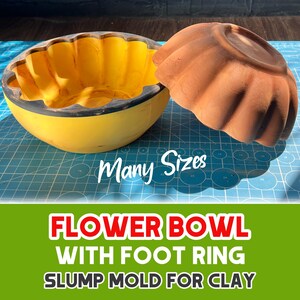 Könnte beinhalten: Eine gelbe Blumenschale mit schwarzem Rand und eine terrakottafarbene Schale. Der Text "Many Sizes" ist in weißer Schreibschrift geschrieben. Der Text "FLOWER BOWL WITH FOOT RING SLUMP MOLD FOR CLAY" ist rot und weiß geschrieben.