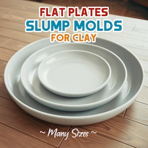 Könnte beinhalten: Drei weiße Keramikplatten unterschiedlicher Größe, die auf einer Holzoberfläche gestapelt sind. Der obere Text lautet "FLAT PLATES SLUMP MOLDS FOR CLAY" in Rot, Blau und Orange. Der untere Text lautet "~ Many Sizes ~" in Weiß.
