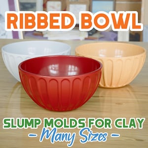 Może przedstawiać: Trzy żebrowane miski w kolorze czerwonym, białym i beżowym są prezentowane na drewnianej powierzchni. Miski mają zaokrąglony kształt z pionowymi rowkami. Tekst na górze brzmi "RIBBED BOWL", a na dole "SLUMP MOLDS FOR CLAY - Many Sizes -."