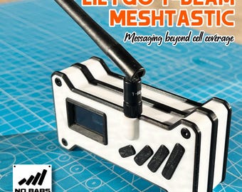 Puede incluir: Un dispositivo LILYGO T-BEAM MESH TASTIC blanco y negro con una antena negra. El dispositivo tiene una pequeña pantalla y botones negros. El texto en el dispositivo dice "Messaging beyond cell coverage" y "NO BARS CLUB".
