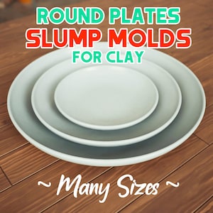 Può includere: Tre piatti rotondi bianchi di diverse dimensioni impilati. I piatti sono su una superficie di legno. Il testo sull'immagine recita "ROUND PLATES SLUMP MOLDS FOR CLAY" e "~ Many Sizes ~."