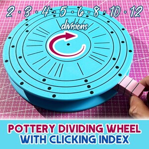 Pode incluir: Uma roda divisora de cerâmica turquesa com um índice de clique. A roda apresenta marcações pretas para as divisões e uma seta central que indica a direção. O texto "POTTERY DIVIDING WHEEL WITH CLICKING INDEX" é exibido na parte inferior.