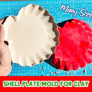 Op de afbeelding: Een crèmekleurige schelpvormige plaatvorm voor klei, vastgehouden door een hand, naast een rode versie. De vorm heeft een gerimpelde rand. Tekst op de afbeelding luidt "Many Sizes" en "Shell Plate Mold For Clay".