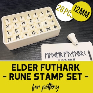 Peut inclure: Un ensemble de tampons de runes Elder Futhark blancs pour la poterie. L'ensemble comprend 28 pièces, chacune de 12 mm, avec divers symboles runiques. L'ensemble est dans un récipient rectangulaire blanc. Le texte "ELDER FUTHARK - RUNE STAMP SET - for pottery" est affiché.