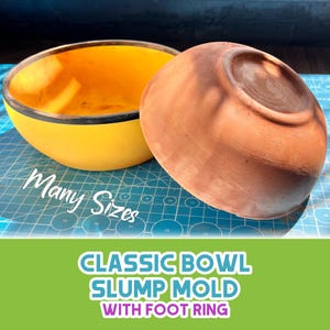 Peut inclure: Un bol jaune avec un bord noir à côté d'un bol marron. Le texte "Many Sizes" est écrit en cursive blanche. Le texte "CLASSIC BOWL SLUMP MOLD WITH FOOT RING" est écrit dans un encadré vert.