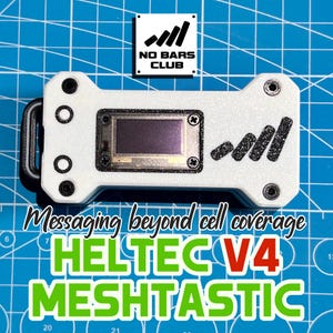 Könnte beinhalten: Ein weißes Heltec V4 Meshtastic-Gerät mit kleinem Bildschirm und dem Text "Messaging beyond cell coverage". Das Gerät hat einen schwarzen Griff und das Logo "No Bars Club". Das Gerät befindet sich auf einem blauen Rasterhintergrund.