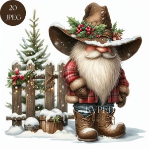 Peut inclure: Illustration &agrave; l'aquarelle d'un gnome de No&euml;l portant un chapeau de cowboy marron orn&eacute; de houx et de baies. Le gnome a une longue barbe blanche, une chemise &agrave; carreaux rouges et des bottes marron. Une cl&ocirc;ture en bois et un sapin enneig&eacute; sont en arri&egrave;re-plan.