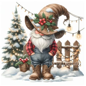 Peut inclure: Illustration &agrave; l'aquarelle d'un gnome de No&euml;l portant un chapeau marron orn&eacute; de houx et d'un poinsettia rouge. Le gnome a une longue barbe blanche, une chemise &agrave; carreaux rouges et une salopette en jean. Il se tient dans la neige pr&egrave;s d'une cl&ocirc;ture en bois et d'un sapin de No&euml;l.
