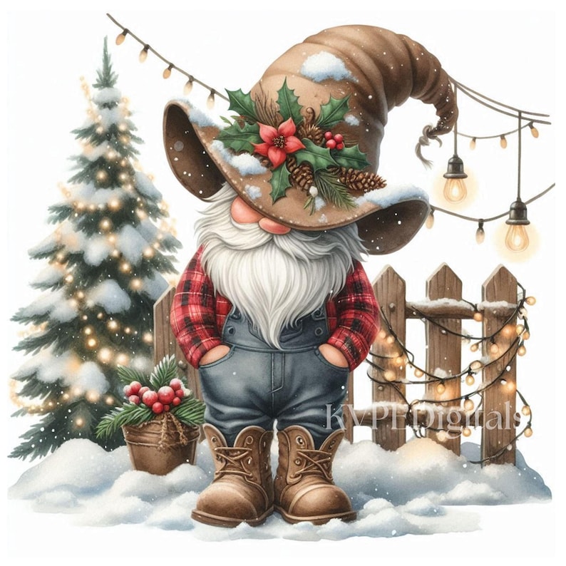 Peut inclure: Illustration &agrave; l'aquarelle d'un gnome de No&euml;l portant un chapeau marron orn&eacute; de houx et d'un poinsettia rouge. Le gnome a une longue barbe blanche, une chemise &agrave; carreaux rouges et une salopette en jean. Il se tient dans la neige pr&egrave;s d'une cl&ocirc;ture en bois et d'un sapin de No&euml;l.