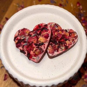 Hibiscus Heart Chew Toys (2-Pack): Organic Chinchilla & Small Pet Treats