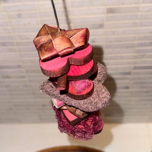 ハイビスカス ハーツ チンチラ ハンギング チュー トイ | オーガニック、オールナチュラル チンチラ トリーツ、チュー トイ & ギフト | 人工着色料や染料不使用