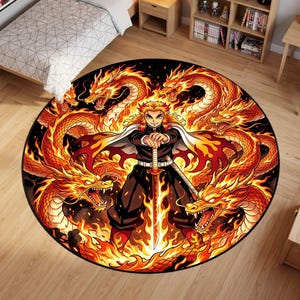 Könnte beinhalten: Ein runder Teppich mit einem zentralen Anime-Charakter mit stacheligen Haaren, der ein Schwert hält und von mehreren orangefarbenen und gelben Feuerdrachen umgeben ist. Das Design zeigt einen schwarzen Hintergrund mit lebhaften Flammen.