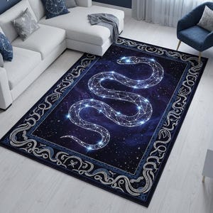 Puede incluir: Una alfombra rectangular con un diseño de serpiente celestial. La alfombra presenta un fondo azul oscuro con una serpiente estilo constelación en blanco y azul. El borde tiene un patrón decorativo en tonos azules y blancos. La alfombra está en un salón.