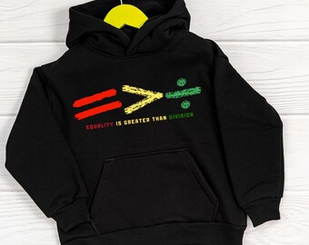 Può includere: Felpa con cappuccio nera con una grafica rossa, gialla e verde che dice "L'uguaglianza è più grande della divisione".
