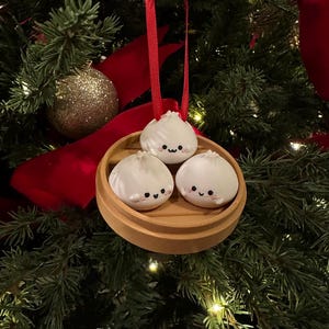 Décoration de Noël Dim Sum Kawaii : Dumpling imprimé en 3D dans un panier à vapeur