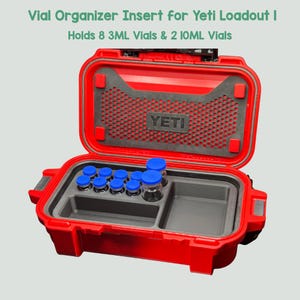 Puede incluir: Una funda roja Yeti Loadout I con interior gris, que contiene ocho viales de 3 ml y dos viales de 10 ml. La funda está abierta, revelando el inserto organizador. El texto en la imagen dice "Vial Organizer Insert for Yeti Loadout I" y "Holds 8 3ML Vials & 2 10ML Vials."