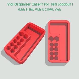 Könnte beinhalten: Zwei rote Vial Organizer Einsätze für einen Yeti Loadout I, konzipiert für 8 x 3 ml und 2 x 10 ml Fläschchen. Der Text "Vial Organizer Insert for Yeti Loadout I" und "Holds 8 3ML Vials & 2 10ML Vials" ist sichtbar.