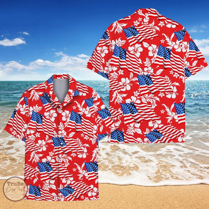 K&ouml;nnte beinhalten: Rotes und wei&szlig;es Hawaiihemd mit einem Muster aus amerikanischen Flaggen und wei&szlig;en Hibiskusbl&uuml;ten.
