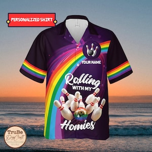 Könnte beinhalten: Ein lilafarbenes, regenbogenfarbenes und schwarzes Bowling-Hemd mit Knöpfen und dem Text "Rolling with my Homies".
